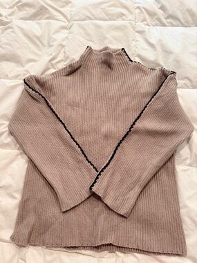 Heavy-weight sweater with cute stitching details